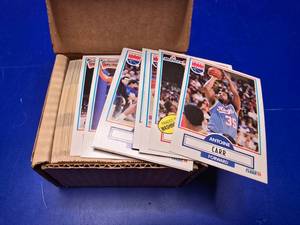 lot 386 image: Box of 1990 Fleer NBA Cards