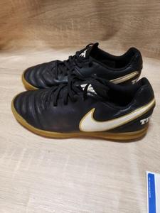 lot 66 image: NIKE TIEMPOX SHOES SIZE 5Y