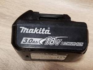 lot 71 image: MAKITA 3.0 Ah 18V LITHIUM-ION BATTERY