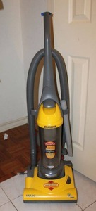 lot 7 image: Eureka bagless vacuum model 4700