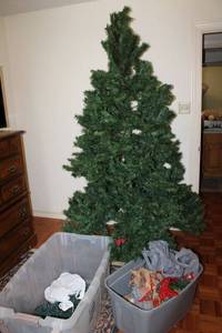 lot 11 image: Christmas tree with decorations