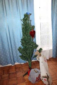 lot 16 image: Mini Christmas tree with decorations