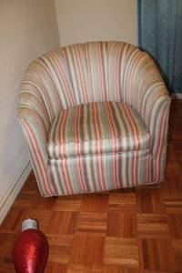 lot 17 image: Accent chair with wheels