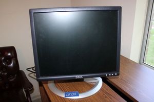 lot 122 image: Dell flat panel monitor