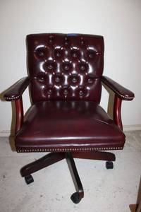 lot 123 image: Burgundy vinyl button tufted rolling desk chair