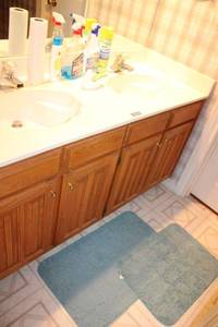 lot 124 image: Bathroom cleaners and rugs