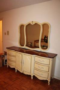 lot 24 image: Vintage blonde dresser with mirror