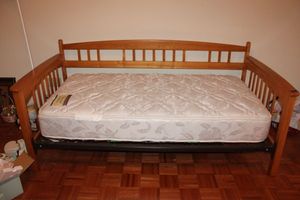 lot 19 image: Day bed frame (mattress available)
