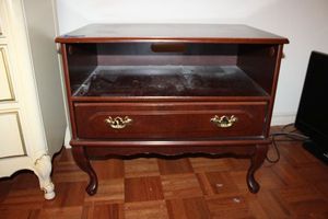 lot 22 image: Entertainment or side table