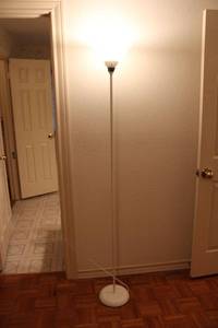 lot 35 image: Light weight floor lamp