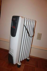 lot 42 image: Rolling portable heater by DeLonghi