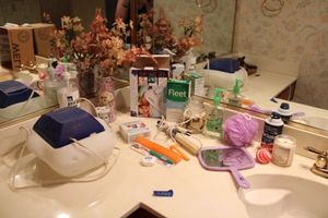 lot 28 image: Bathroom lot Vicks humidifier, new toothbrush, vase, toothbrush holder and more
