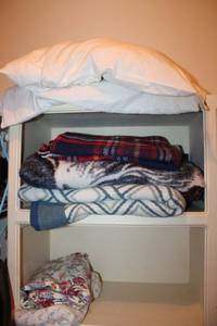 lot 33 image: Blankets and bed pillows