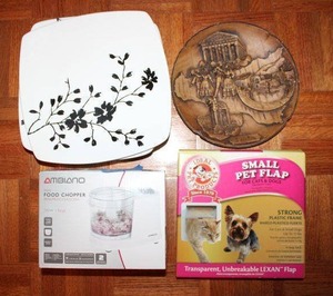 lot 172 image: Small pet flap, mini food chopper, set of 4 square plates