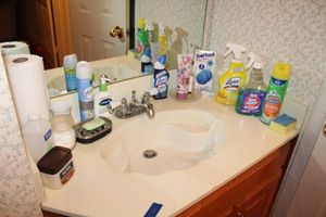 lot 40 image: Bathroom contents and cleaners