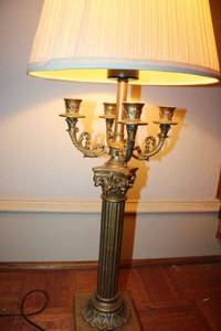lot 51 image: Heavy Table lamp with candelabra base
