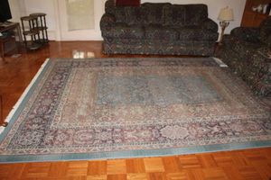 lot 69 image: Large area rug - 8x11
