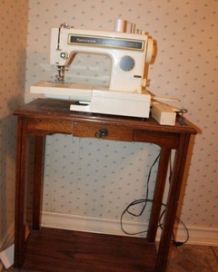 lot 85 image: Narrow sewing table with sewing machine