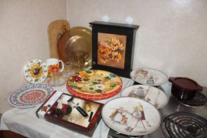 lot 96 image: Kitchen plates, wall plates, key holder box, yellow dishes and more