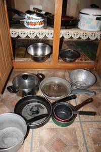 lot 105 image: Kitchen pots and pans
