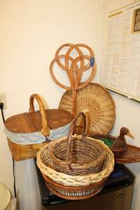 lot 73 image: Wicker baskets and picnic basket