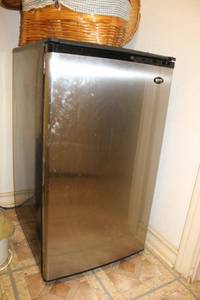 lot 74 image: Sanyo Mini Frig model SR-4433S