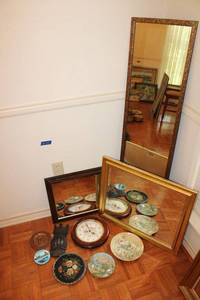 lot 109 image: Wall art mirrors and decorative plates