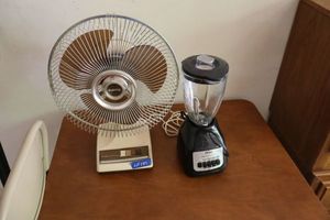 lot 137 image: Desk fan and food blender