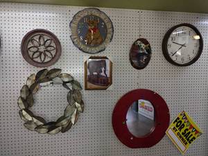 lot 187 image: Misc. wall dcor and clocks