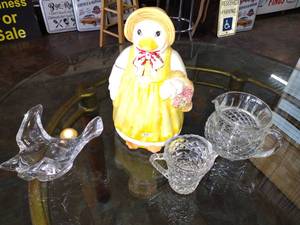 lot 189 image: Lead crystal pitchers, Mother goose cookie jar, Clear glass bird figurine