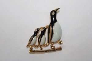 lot 264 image: Enamel fashion jewelry