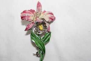 lot 285 image: Enamel fashion jewelry flower pin