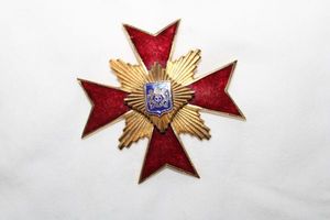 lot 292 image: Enamel fashion jewelry European Maltese cross brooch pin