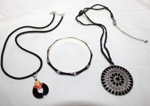 lot 315 image: Enamel fashion jewelry black necklaces and bangle bracelet