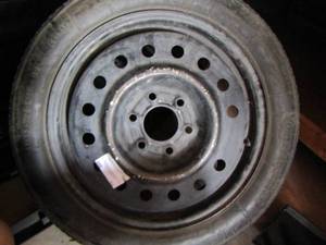 lot 31 image: Tire 13570 R 16  6 lug rim