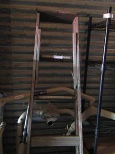 lot 11 image: Wood step ladder