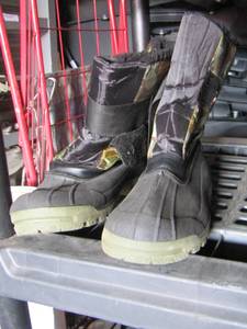 lot 70 image: Waterproof boots size 6