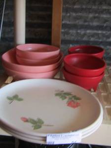 lot 96 image: Dinnerware