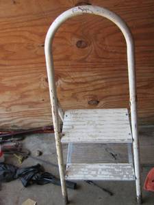 lot 107 image: 2 foot step ladder
