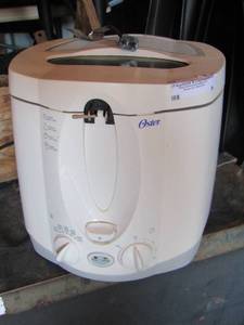lot 9 image: Oster deep fryer