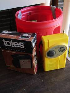lot 133 image: Radio and screws
