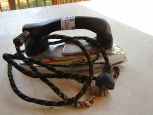 lot 23 image: metal iron with handle and power cord general electric 1000 watts