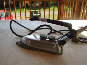 lot 35 image: Middleton & meadsco Inc. vintage iron 750 watts