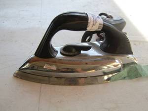 lot 16 image: metal iron with handle and cord Westinghouse 1000 watts