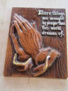 lot 37 image: praying hands hanging wall plaque 9 x 7 12