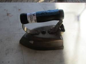 lot 19 image: metal iron with handle and has no power cord dover so-man-co. no.e 9021
