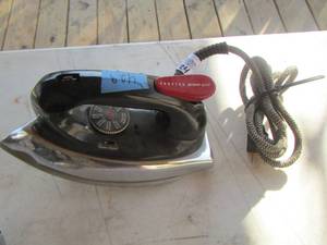 lot 24 image: metal iron with cord Procter never lift model 984