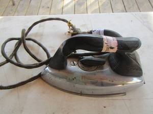 lot 43 image: cast iron with handle has outlet cord Procter no markings