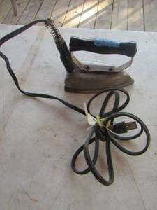 lot 47 image: metal iron with handle with cord no markings
