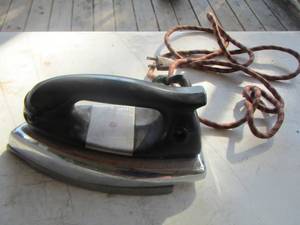 lot 145 image: General electric vintage iron with power cord